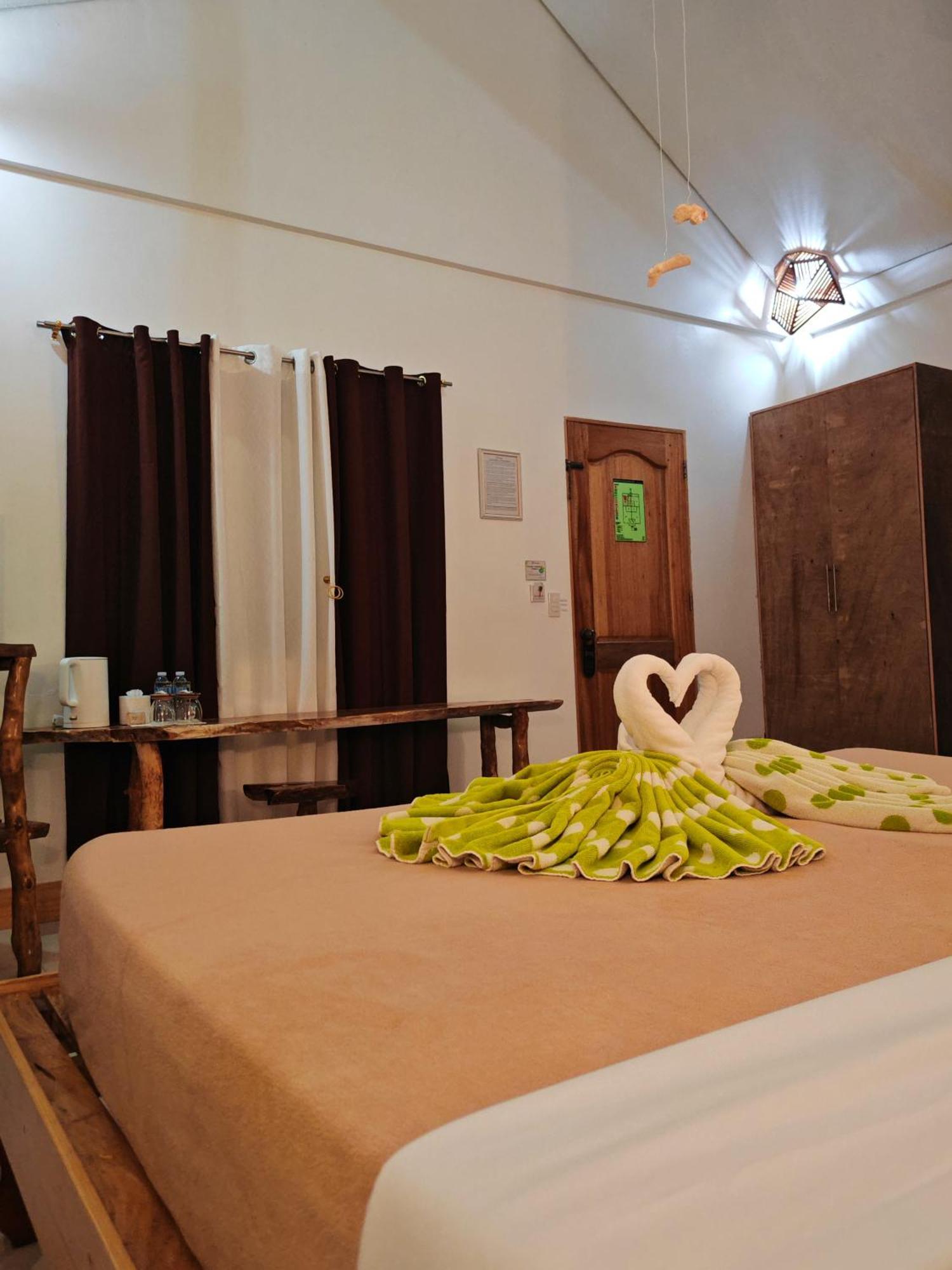 Cocoloco Beach Resort Manoc-Manoc Dış mekan fotoğraf